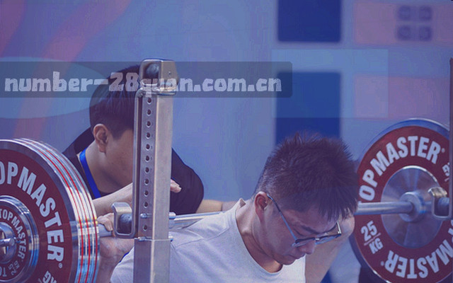 夜间会馆内班次时刻表与灯光交叠的氛围示意